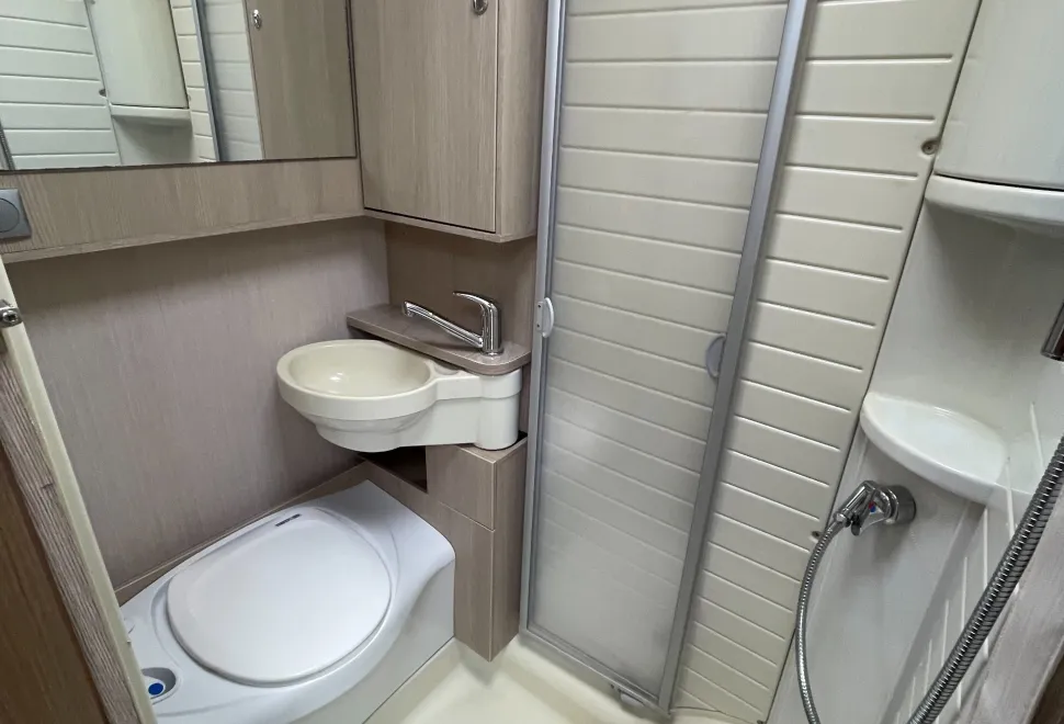 Burstner Ixeo Time IT585 4 BERTH DROP DOWN BED MODEL - 4 BELTS  2013