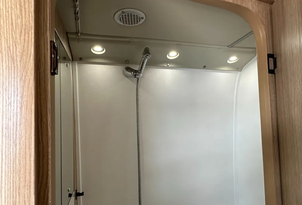 Auto-Trail V-Line V-LINE 669 S - REAR LOUNGE AND REAR BUNK - 4 BELTS  2021