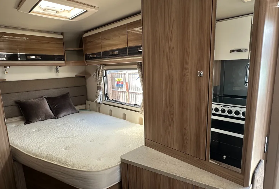 Bessacarr 454 SWIFT BESSACARR 454 - CORNER BED - 4 BERTH & 4 BELTS  2017