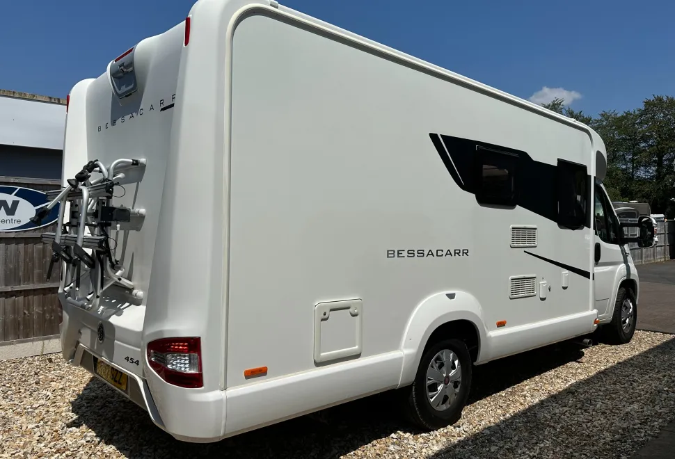 Bessacarr 454 SWIFT BESSACARR 454 - CORNER BED - 4 BERTH & 4 BELTS  2017