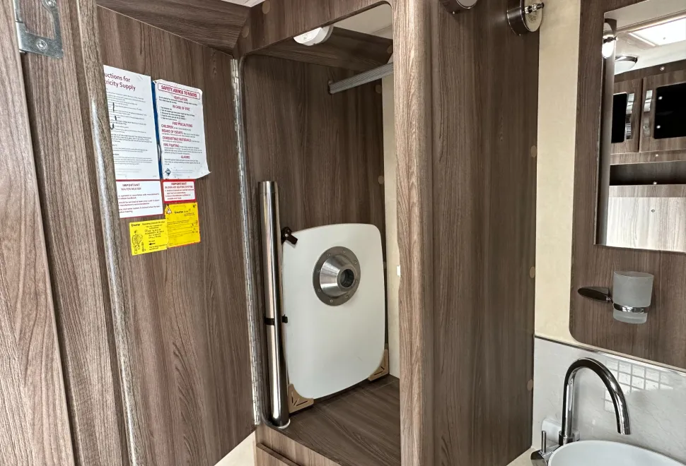 Auto-Sleepers Broadway EB 2 BERTH FRONT LOUNGE - END WASHROOM - LUXURY  2016