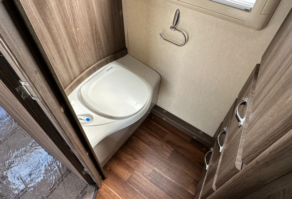 Auto-Sleepers Broadway EB 2 BERTH FRONT LOUNGE - END WASHROOM - LUXURY  2016