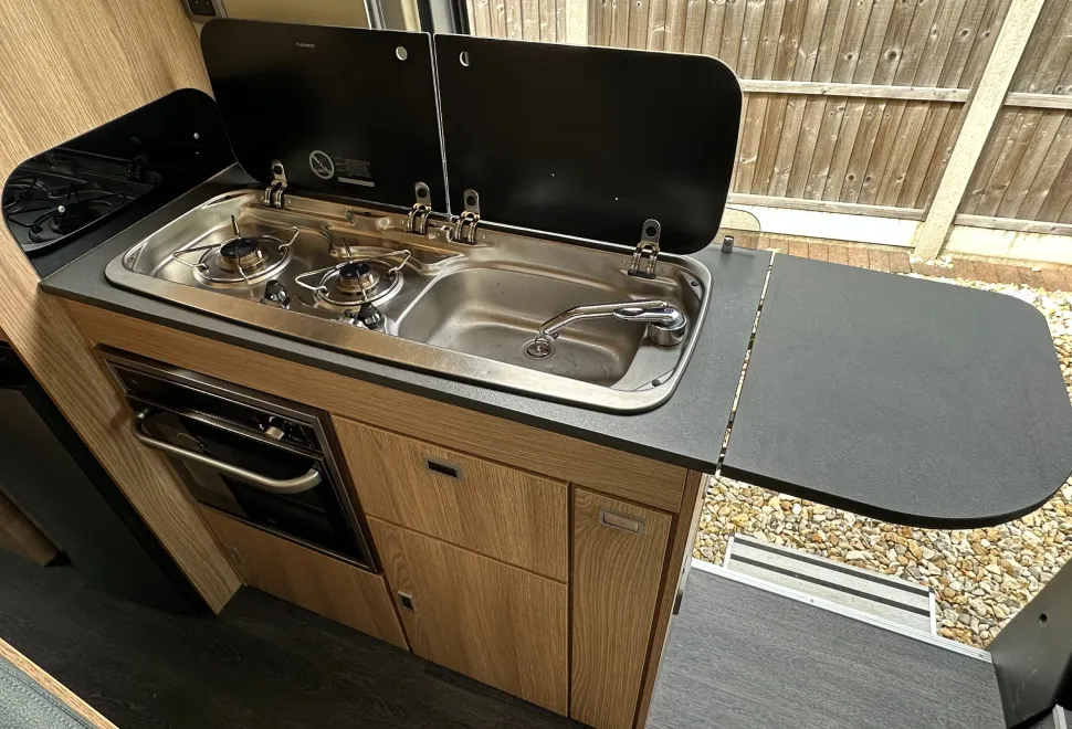 Auto-Trail V-Line V-LINE 669 S - REAR LOUNGE AND REAR BUNK - 4 BELTS  2021