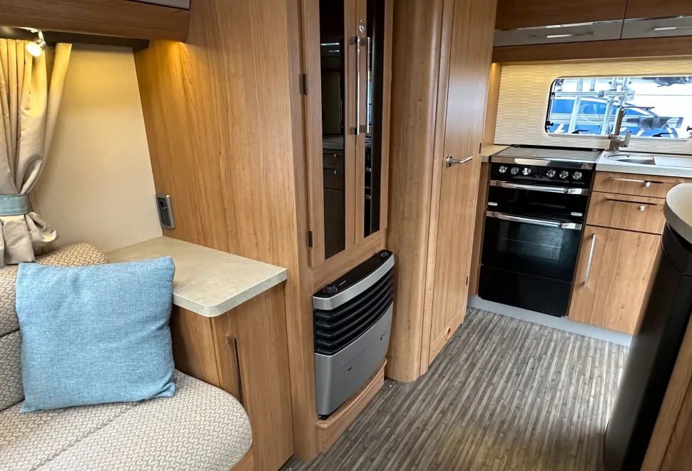 Auto-Trail Navajo 2 BERTH FRONT LOUNGE LUXURY MODEL  2015