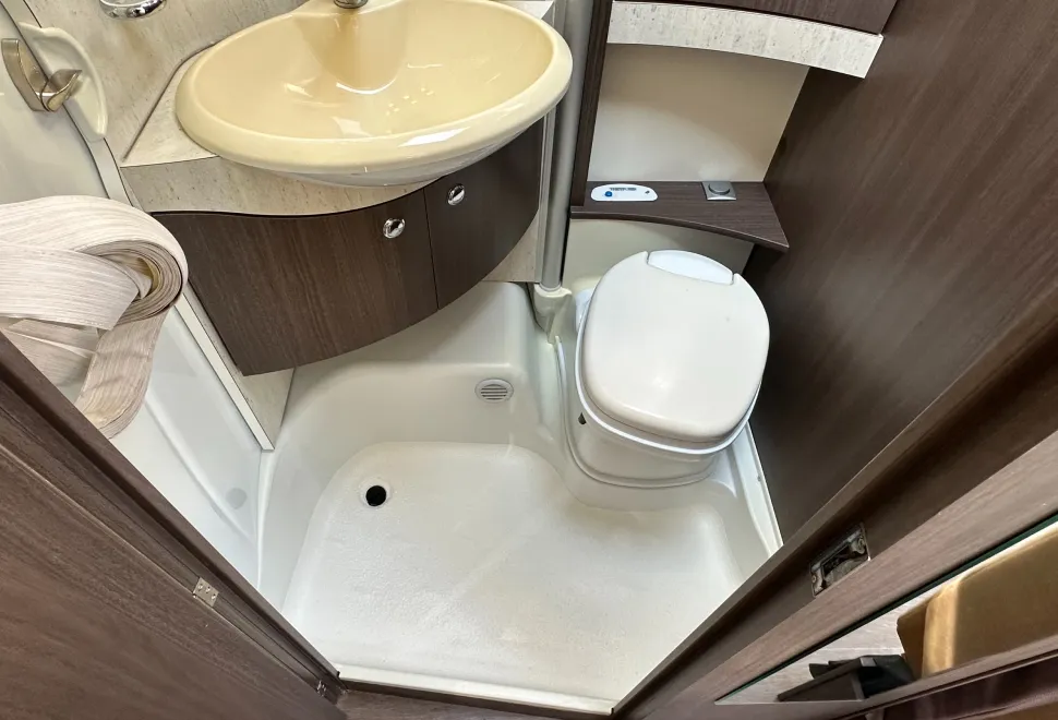 Burstner Viseo I700 LOW MILEAGE - REAR LOUNGE - FRONT DROP DOWN BED - THE PERFECT TOURING LAYOUT  2014
