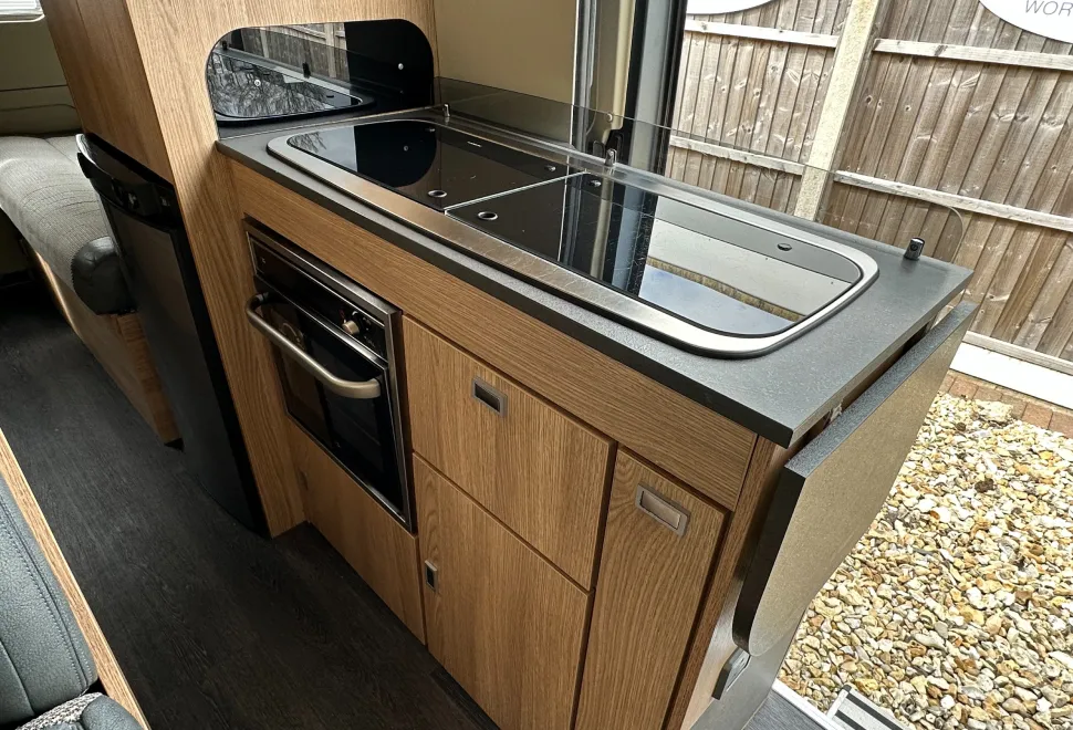 Auto-Trail V-Line V-LINE 669 S - REAR LOUNGE AND REAR BUNK - 4 BELTS  2021