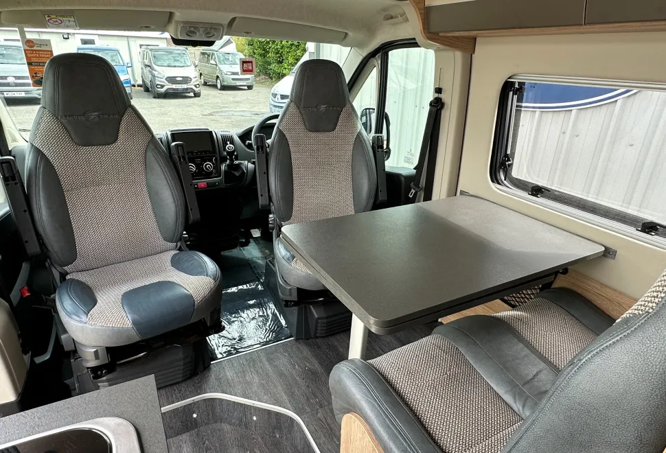 Auto-Trail V-Line V-LINE 669 S - REAR LOUNGE AND REAR BUNK - 4 BELTS  2021