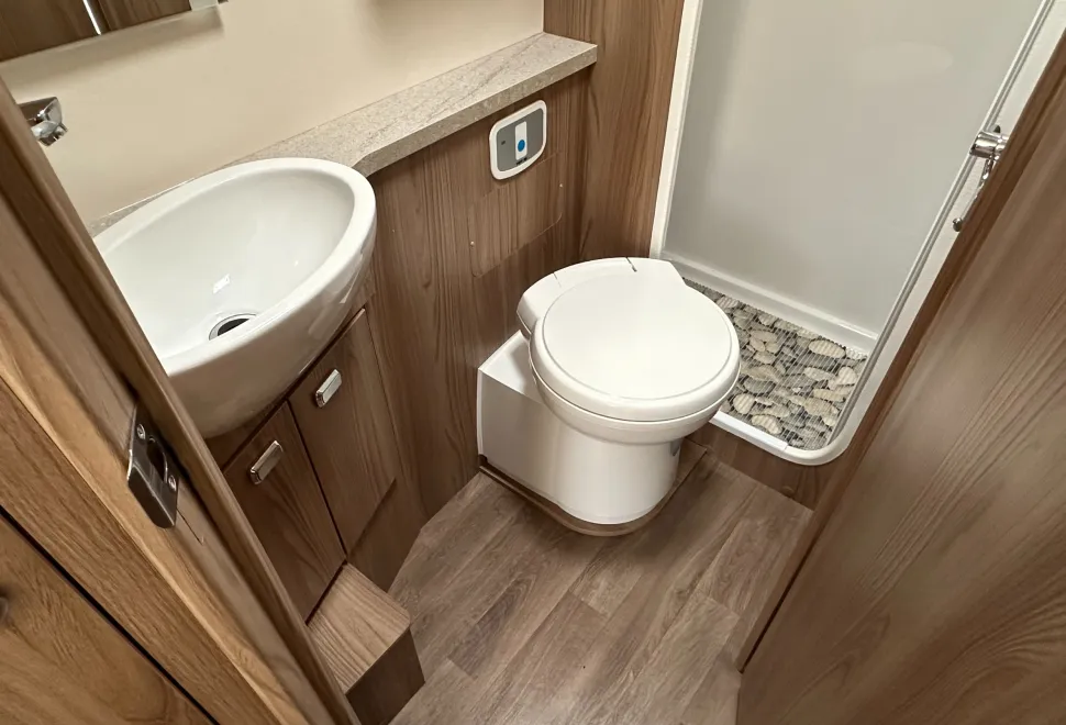 Bessacarr 454 SWIFT BESSACARR 454 - CORNER BED - 4 BERTH & 4 BELTS  2017