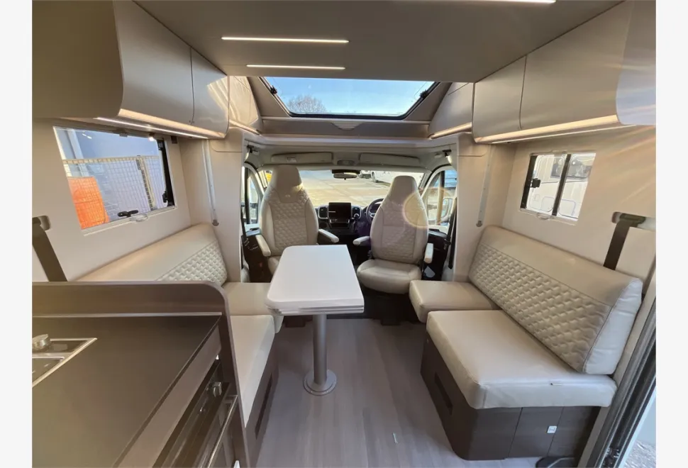 Adria  MATRIX SUPREME 670 DC 