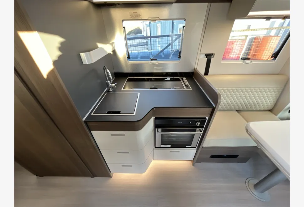 Adria  MATRIX SUPREME 670 DC 