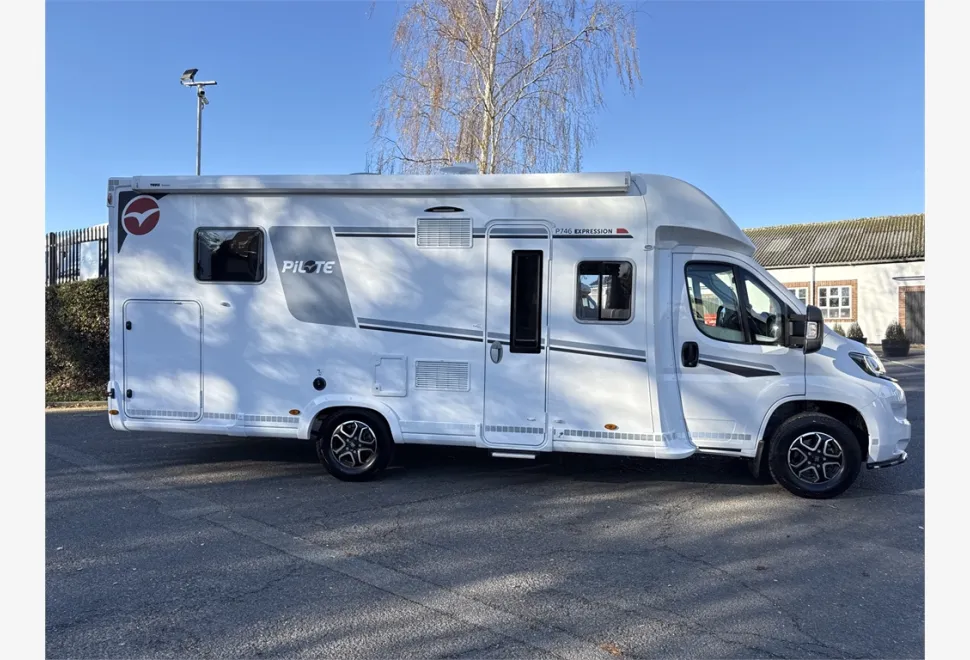 Pilote  P746 FC Expression 2024