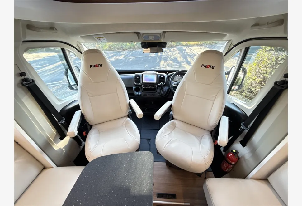 Pilote  P746 FC Expression 2024