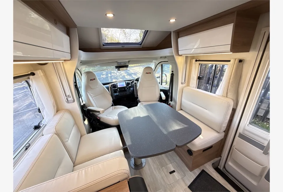 Pilote  P746 FC Expression 2024