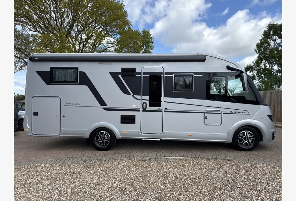 Adria  SONIC SUPREME 700 DC 