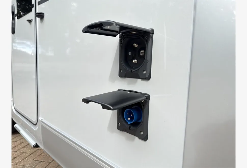 Adria  Coral 670 DL 60 Y 