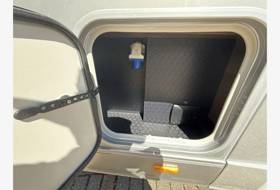 Adria  MATRIX SUPREME 670 DL 