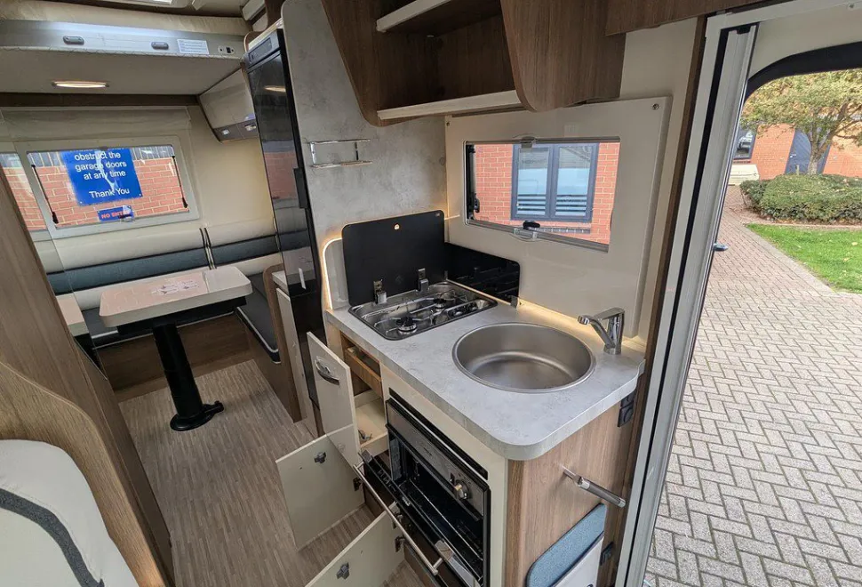 ELNAGH  BARON 530 