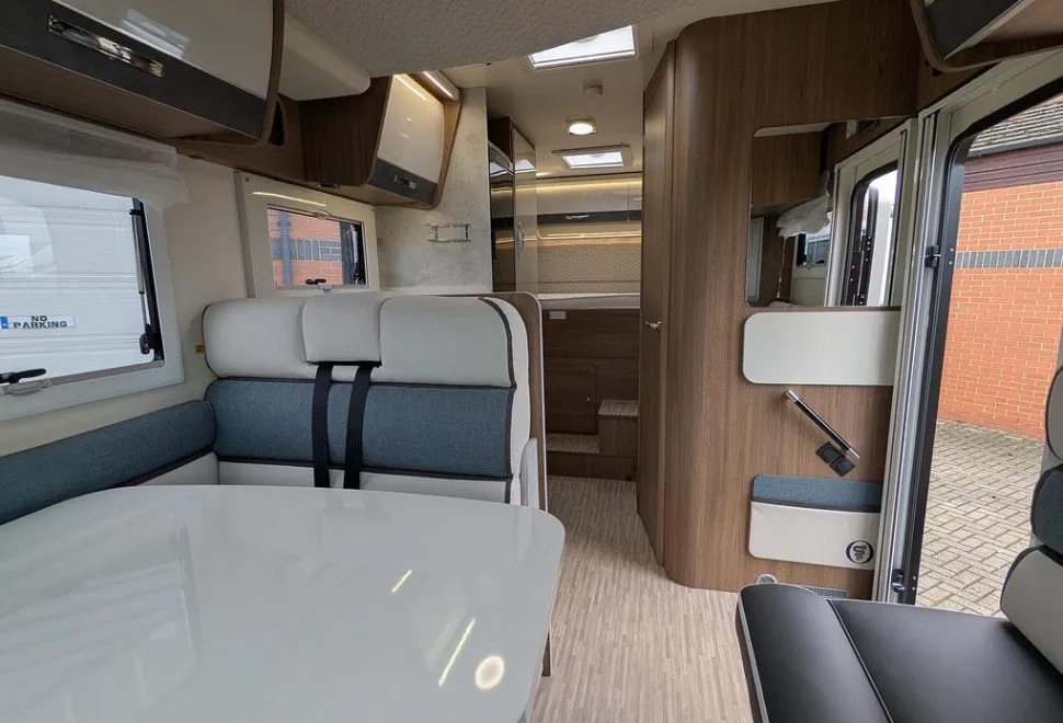 ELNAGH  BARON 560 