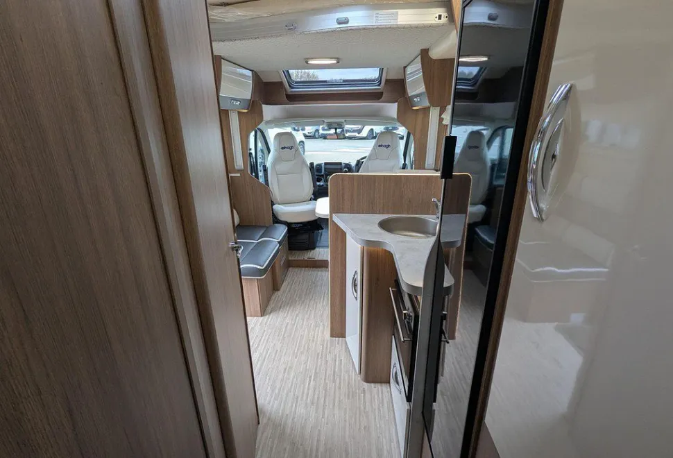 ELNAGH  BARON 560 