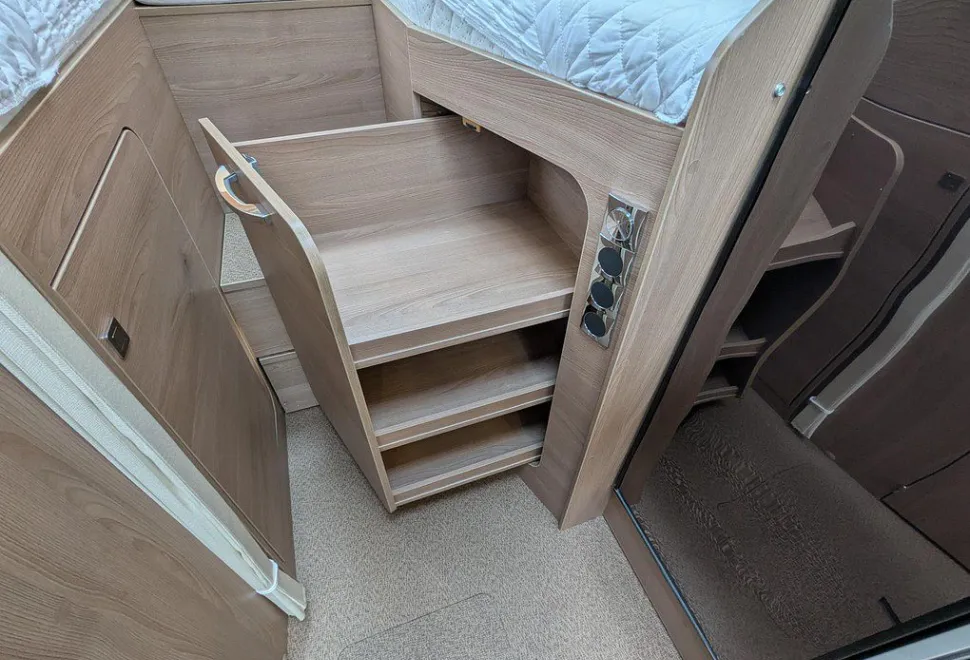 BURSTNER  IXEO 690G 2019-06-03