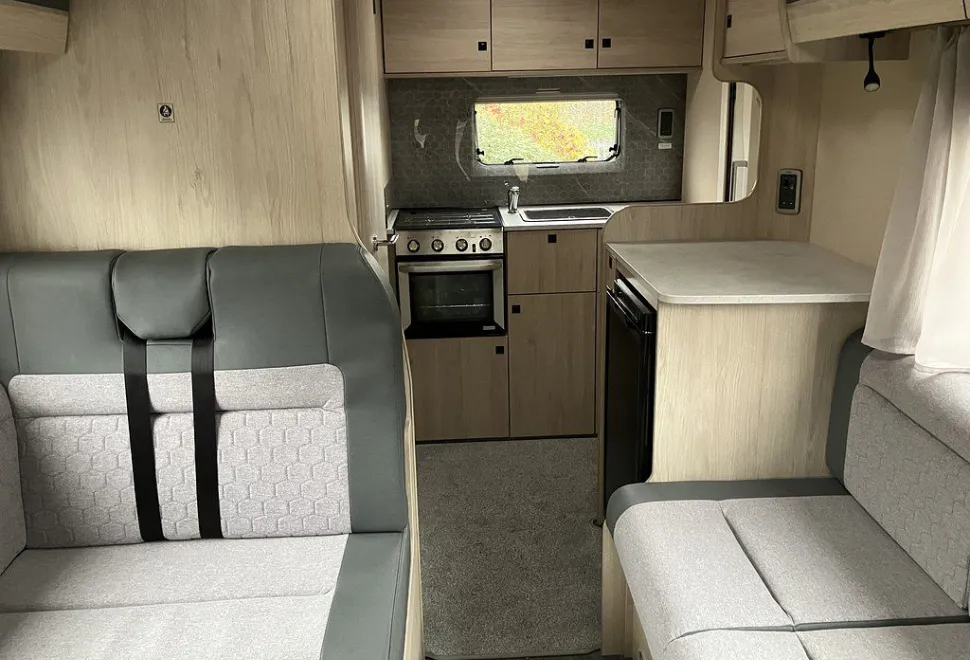 AUTOTRAIL  EXPEDITION C63 