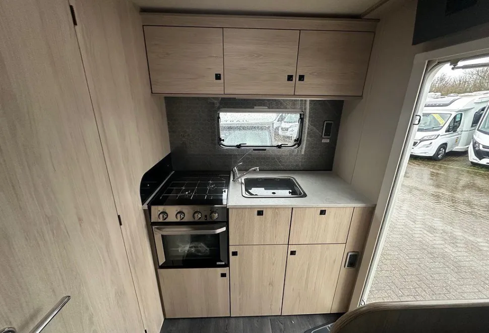 AUTOTRAIL  EXPEDITION C63 