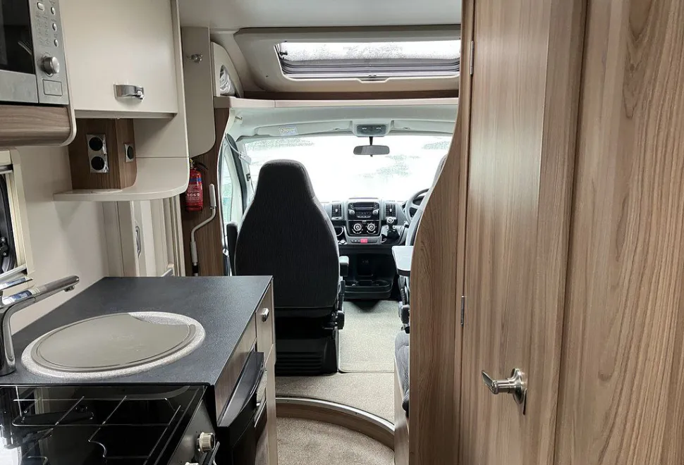 SWIFT  ESCAPE COMPACT 206 2019-08-14