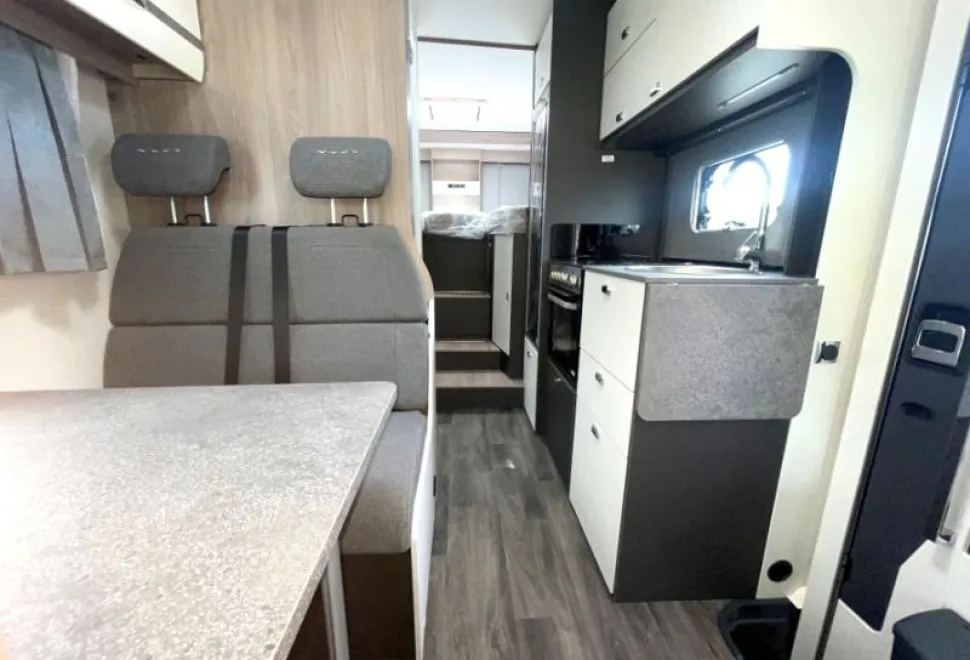 Swift  Voyager 485 2026