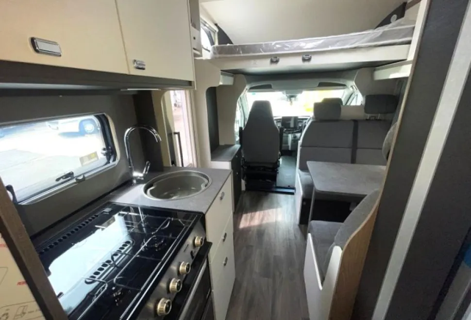 Swift  Voyager 485 2026