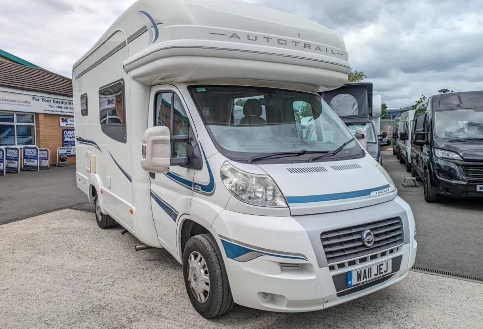 Auto-Trail Tracker EKS Lo-Line - Manual 2011