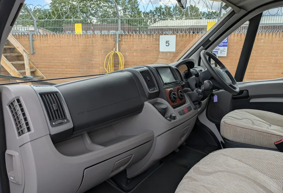 Auto-Trail Tracker EKS Lo-Line - Manual 2011