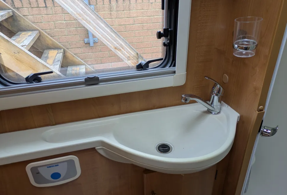 Auto-Trail Tracker EKS Lo-Line - Manual 2011
