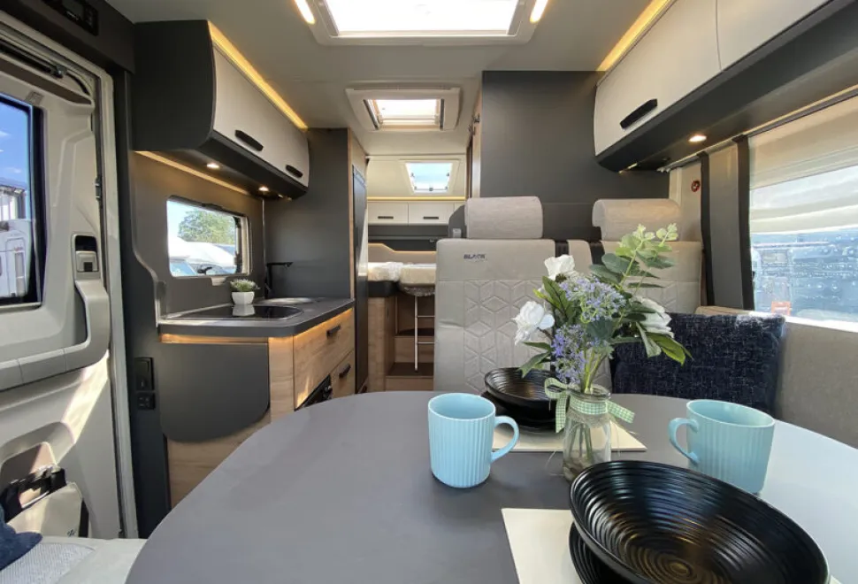 Knaus Live Ti Black Selection 650 MEG 2026