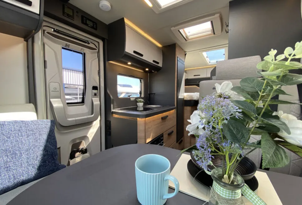 Knaus Live Ti Black Selection 650 MEG 2026