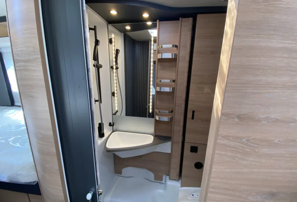 Knaus Live Ti Black Selection 650 MEG 2026