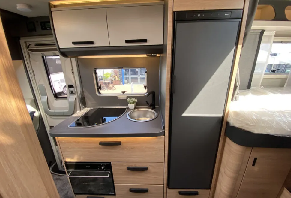 Knaus Live Ti Black Selection 650 MEG 2026