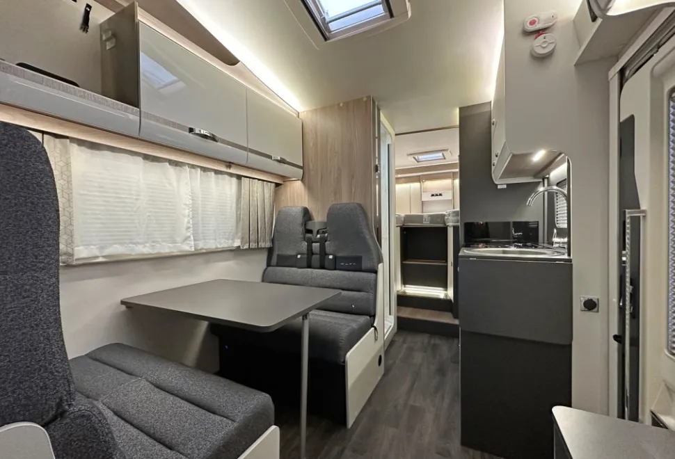 Swift  Voyager 485 2025