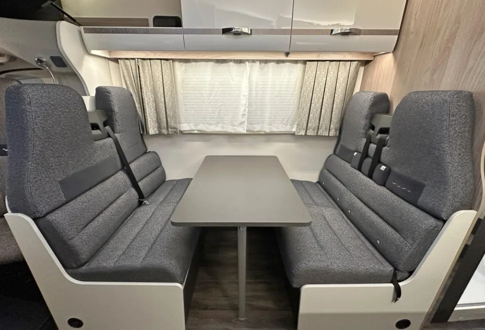 Swift  Voyager 485 2025