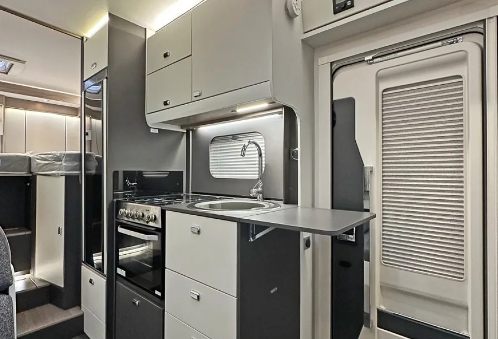 Swift  Voyager 485 2025