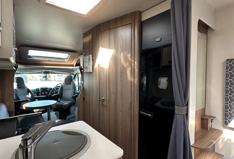 Swift  Escape 694 2017