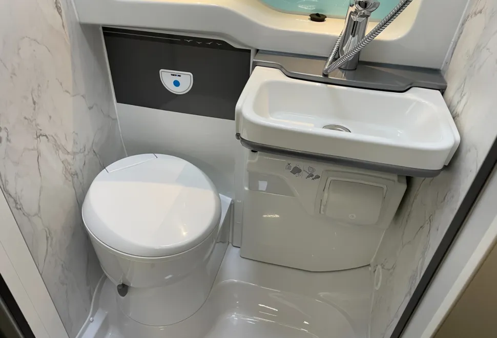 Swift Voyager 494   2024