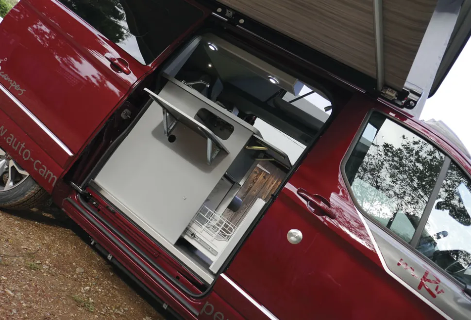 MRV_Kapoor_red_exterior_kitchen-60216