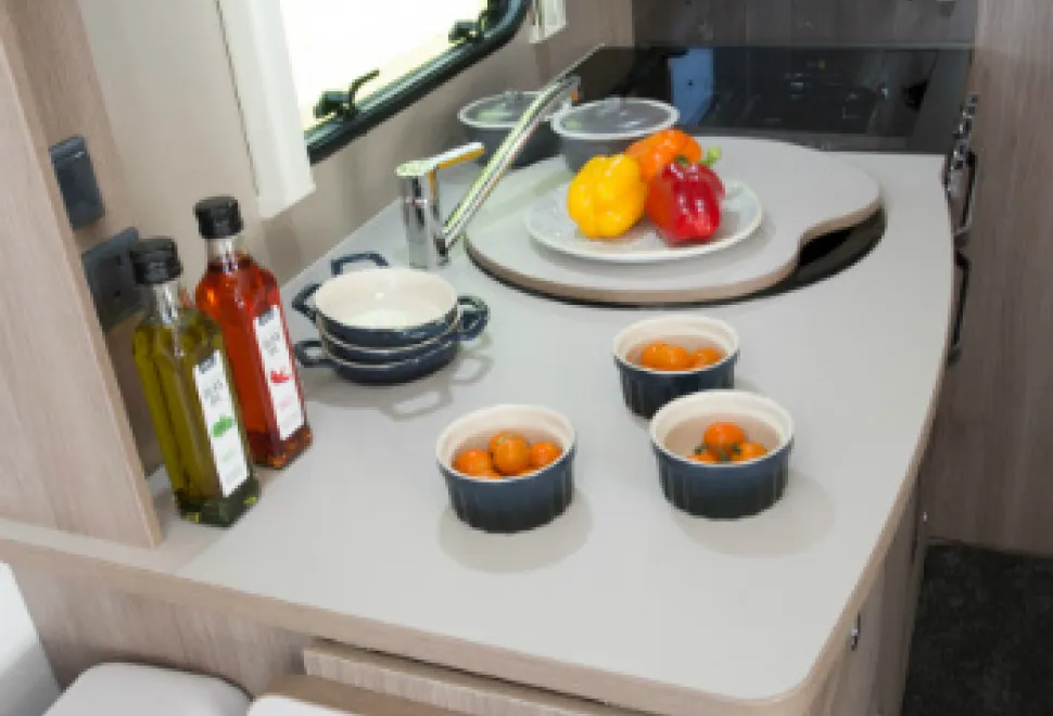 The-kitchen-93cm-of-surface-length-plus-a-26x37cm-extension-to-hinge-up.-2-w350-86410