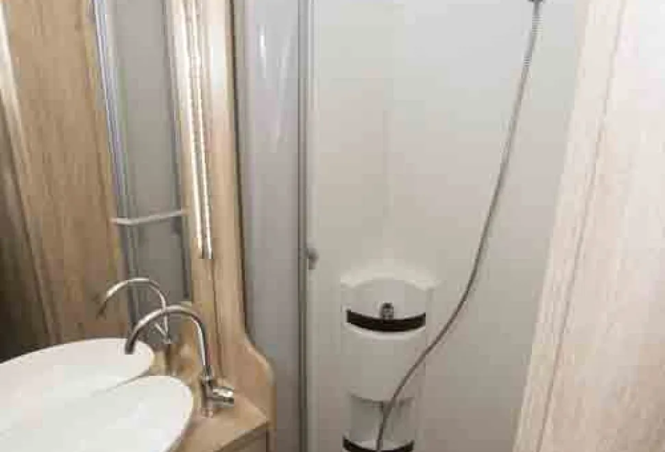 Eura-Mobil-Integra-shower-00444