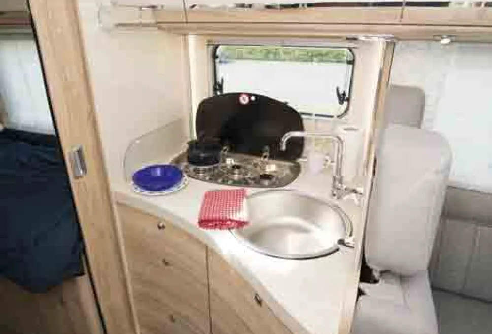 Eura-Mobil-Integra-Line-kitchen-15473