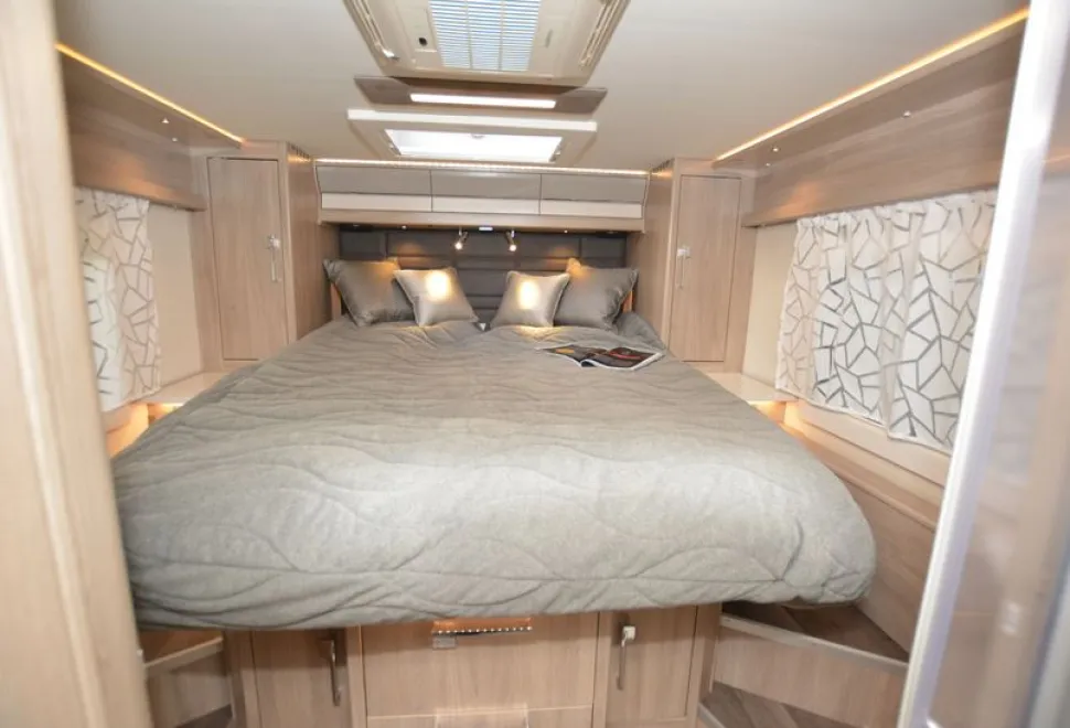 Coachman-Travel-Master-545-bed-99978
