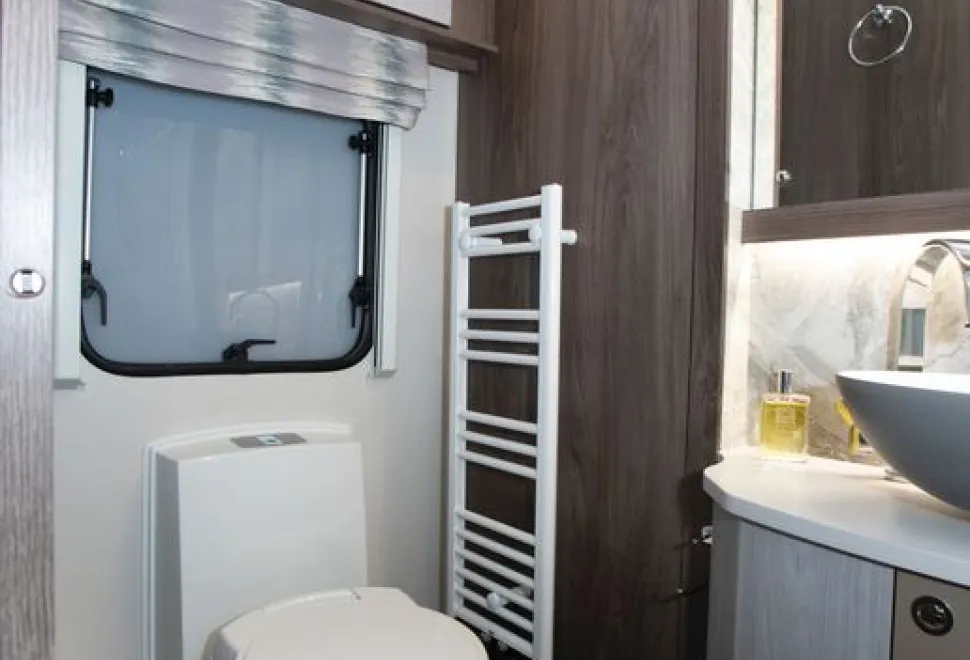 The-Coachman-Lusso-I-caravan-washroom-33089