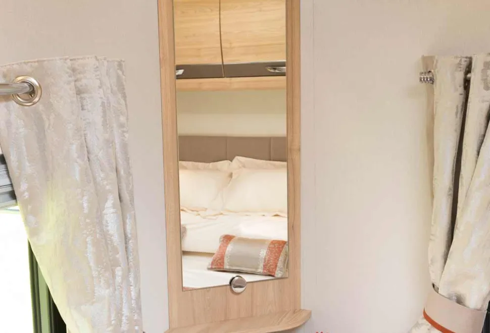 A-neat-oorner-dressing-table-with-a-long-mirror-37120