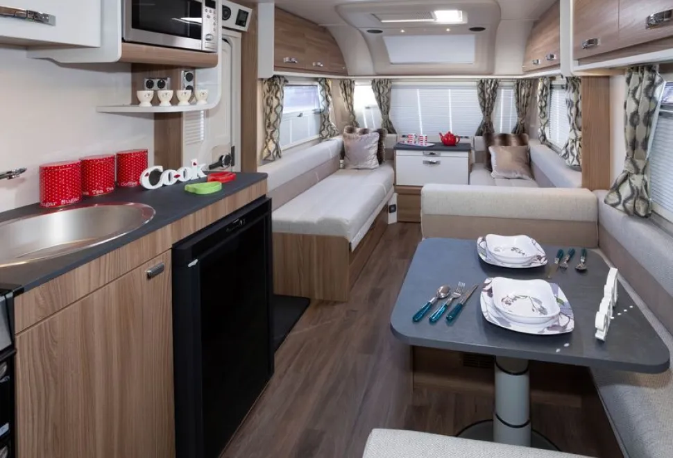 The-Swift-Kudos-830-DB-caravan-interior-43325