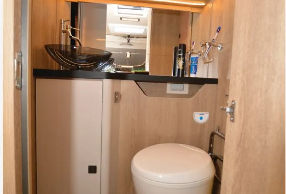 Mobilvetta-Tekno-Line-K-Yacht-59-washroom-90595